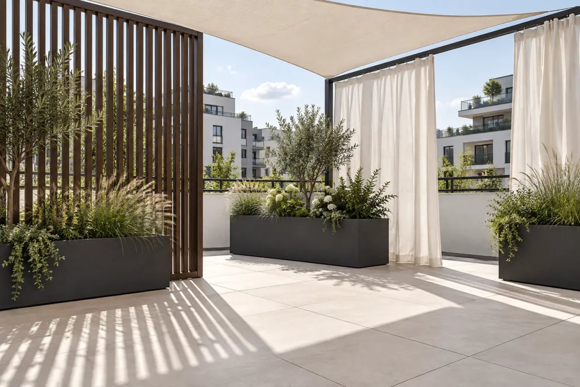 Aménagement d'une terrasse en ville sans vis-à-vis avec claustra, plantes et rideaux extérieurs